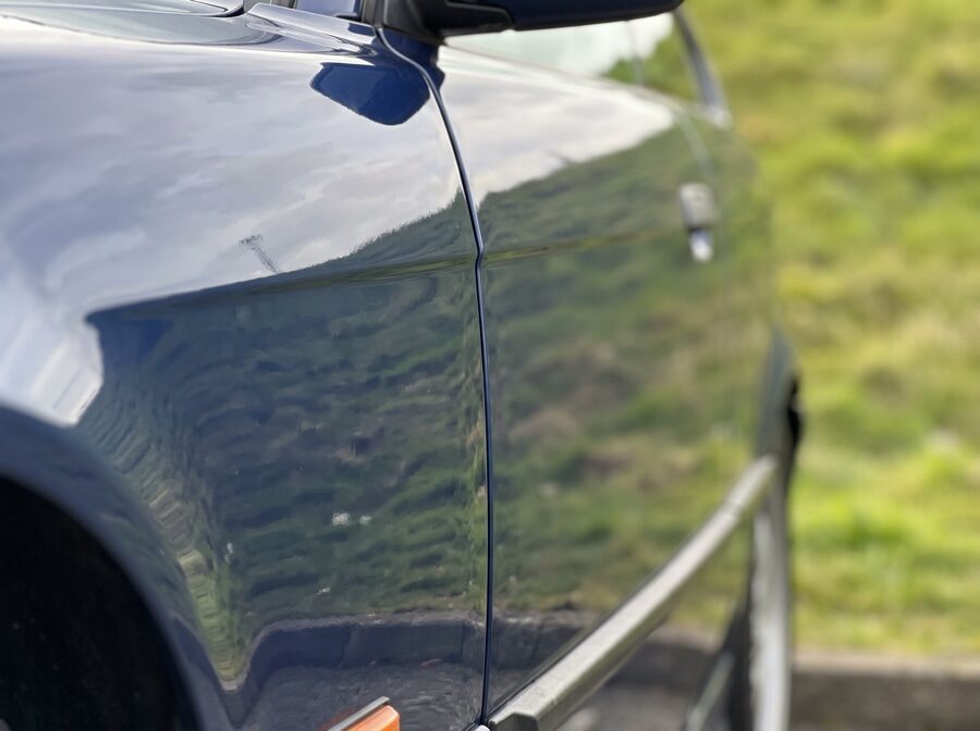 BMW E36 blå etter detailing — speilblank keramisk forsegling med vanndråper