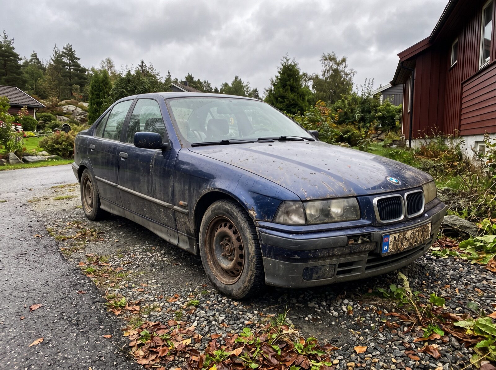 BMW E36 blå før detailing — svirlmerker og matt overflate